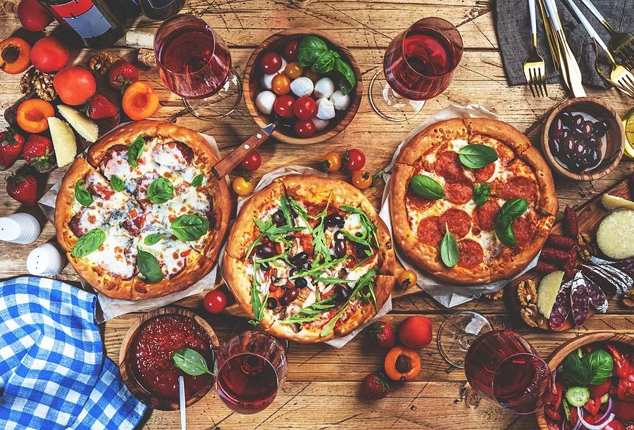Dine In Pizza vs Pizza Delivery: Pros & Cons